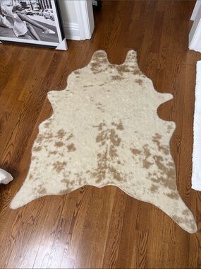 Cream and Tan Accent Rug with Gold Metallic Accents